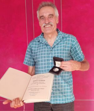 Stadtrat Hubert Schmieg mit Bürgermedaille in Silber
