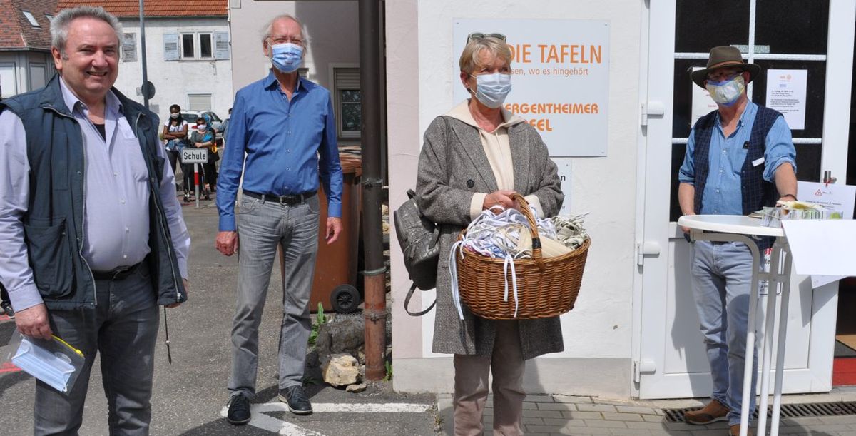 MdB Charlotte Schneidewind-Hartnagel verteilt Alltagsschutzmasken an Kunden der Bad Mergentheimer Tafel