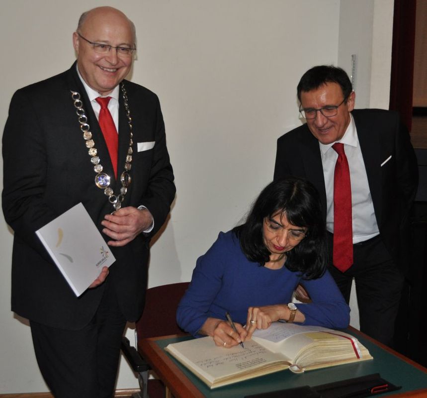 Landtagspräsidentin Muhterem Aras beim Eintrag ins Goldene Buch der Stadt Bad Mergentheim