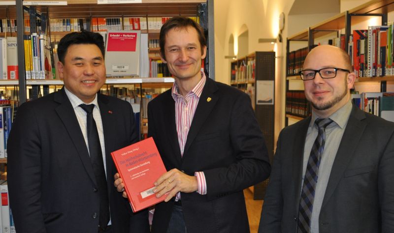 MdL Hermin Katzenstein (Mitte) mit Prof. Dr. Kim und Benjamin Hötzel von der DHBW Bad Mergentheim