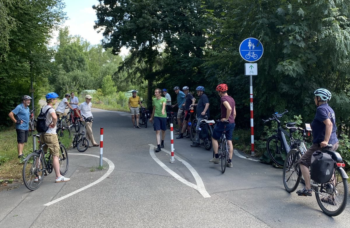Radlergruppe am Poller am Ende der Straße "Zwischen den Bächen" Das Foto zeigt die Radlergruppe am Poller am Ende der Straße Zwischen den Bächen