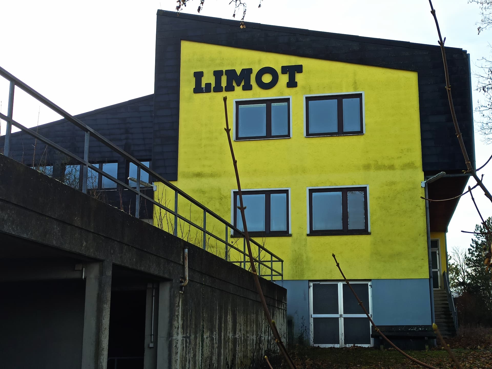 Brach liegendes ehemaliges Betriebsgelände der Firma Limot