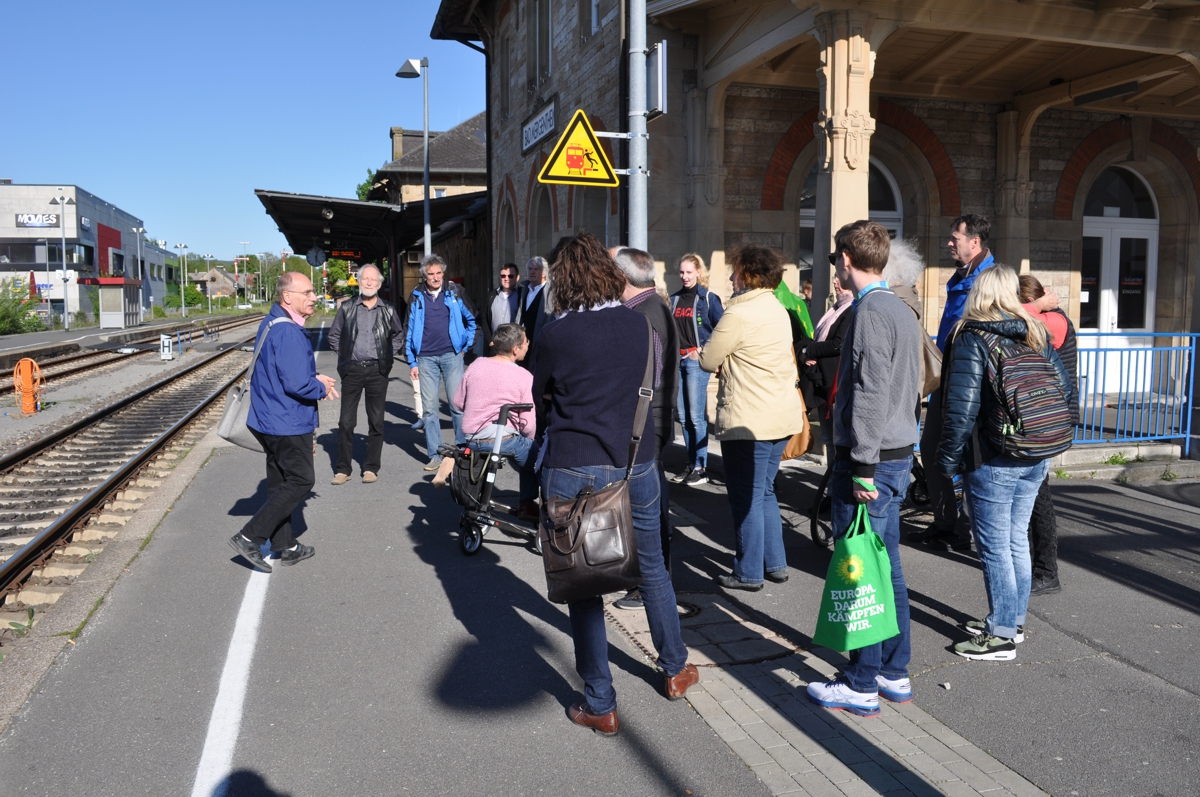 Die Grünen besichtigen sanierungsbedürftigen Bahnhof in Bad Mergentheim